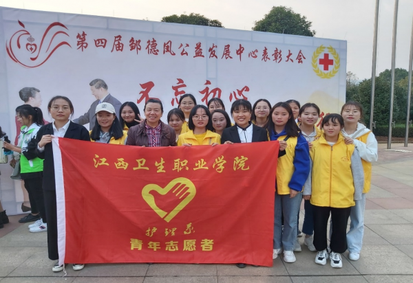 南丁格奖章获得者与公司师生合影.png